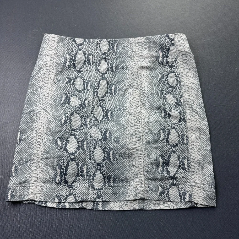 Free People Women's Size 8 Gray Snakeskin Bodycon Mini Skirt Stretch Casual Fit